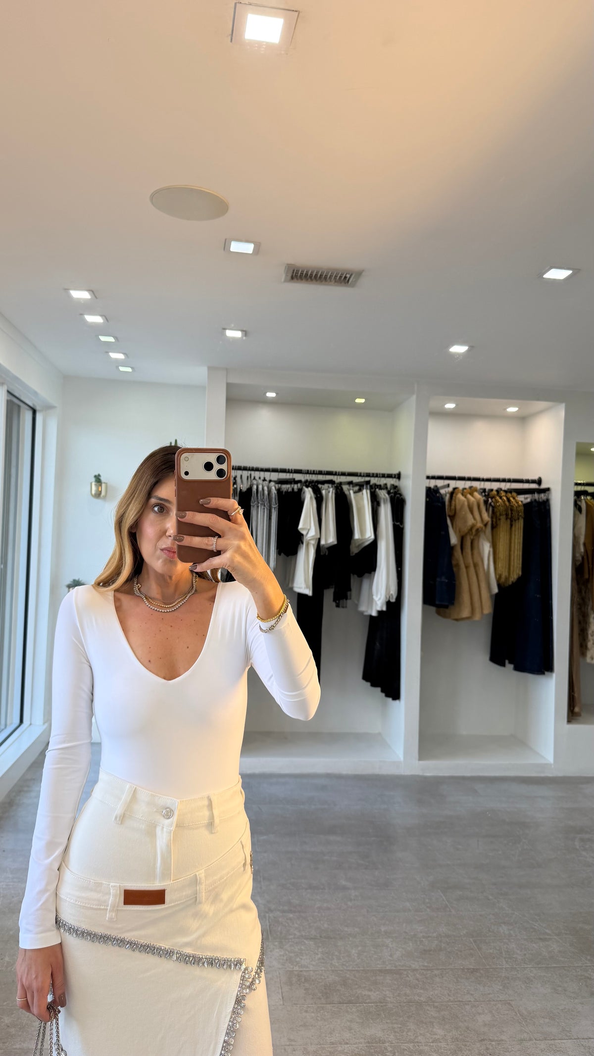 WHITE VNECK BODY