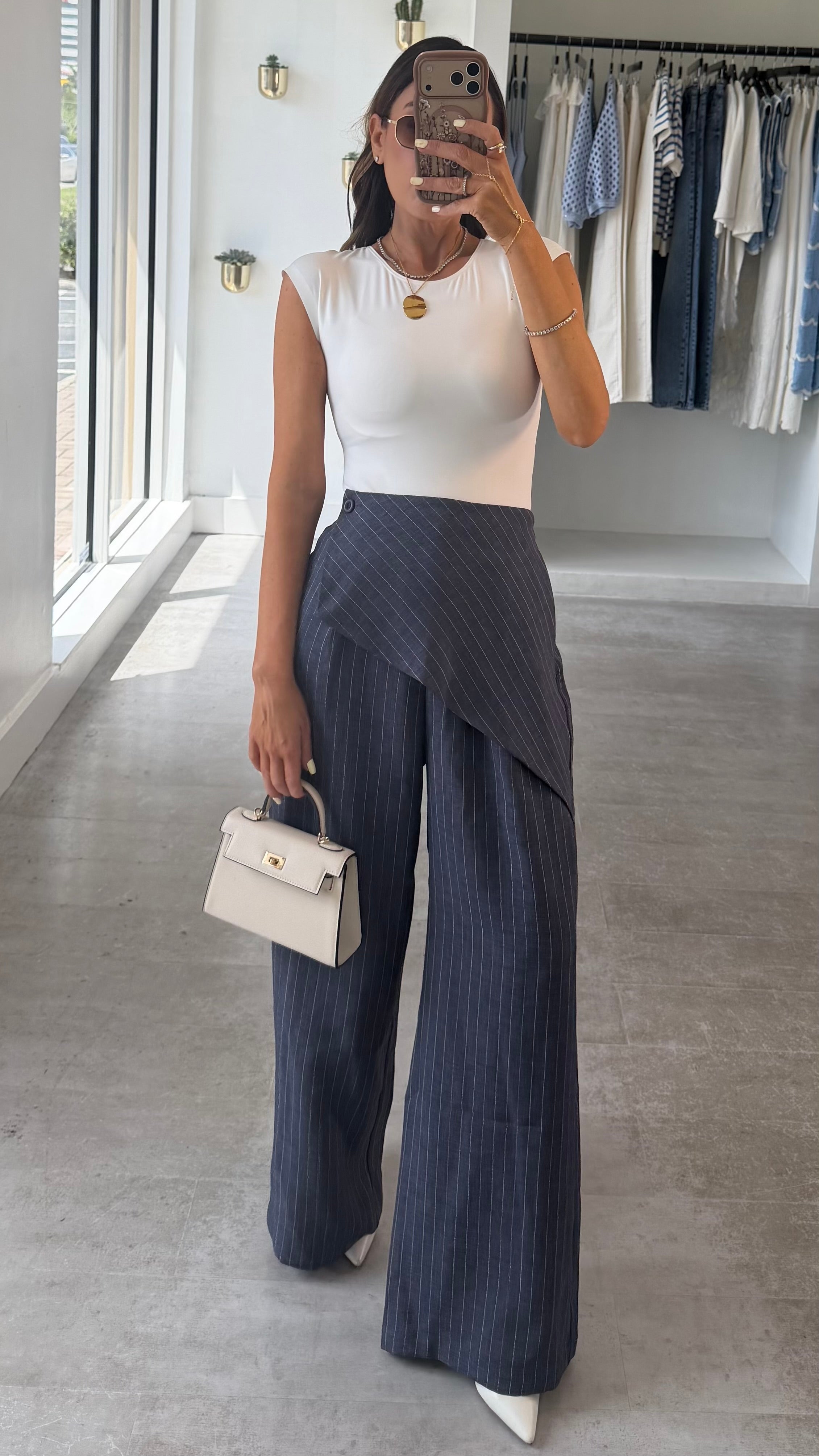 WHITE SLEEVELESS BODY