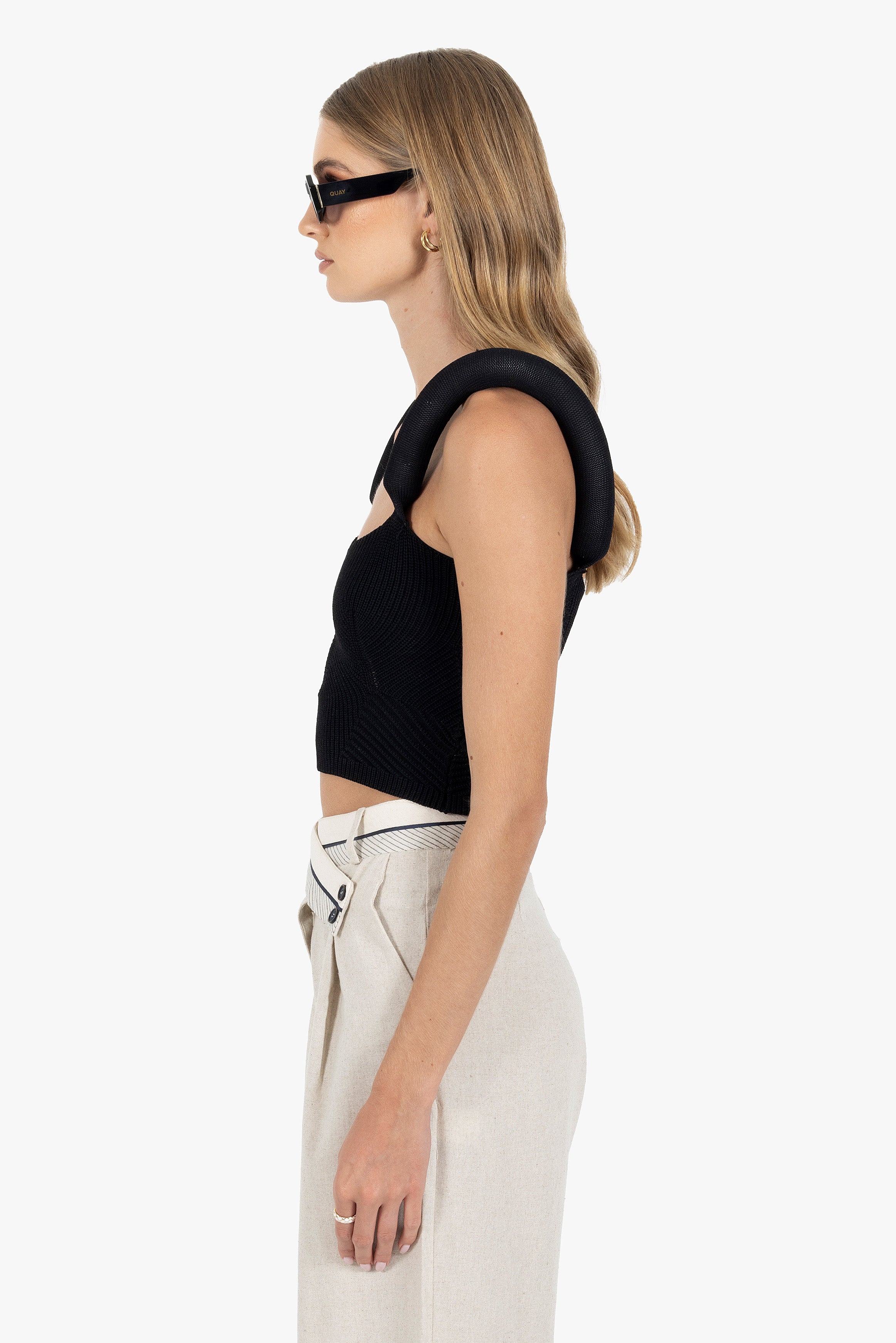 BLACK CHUNKY STRAPS TOP - S T Y L E B Y G G
