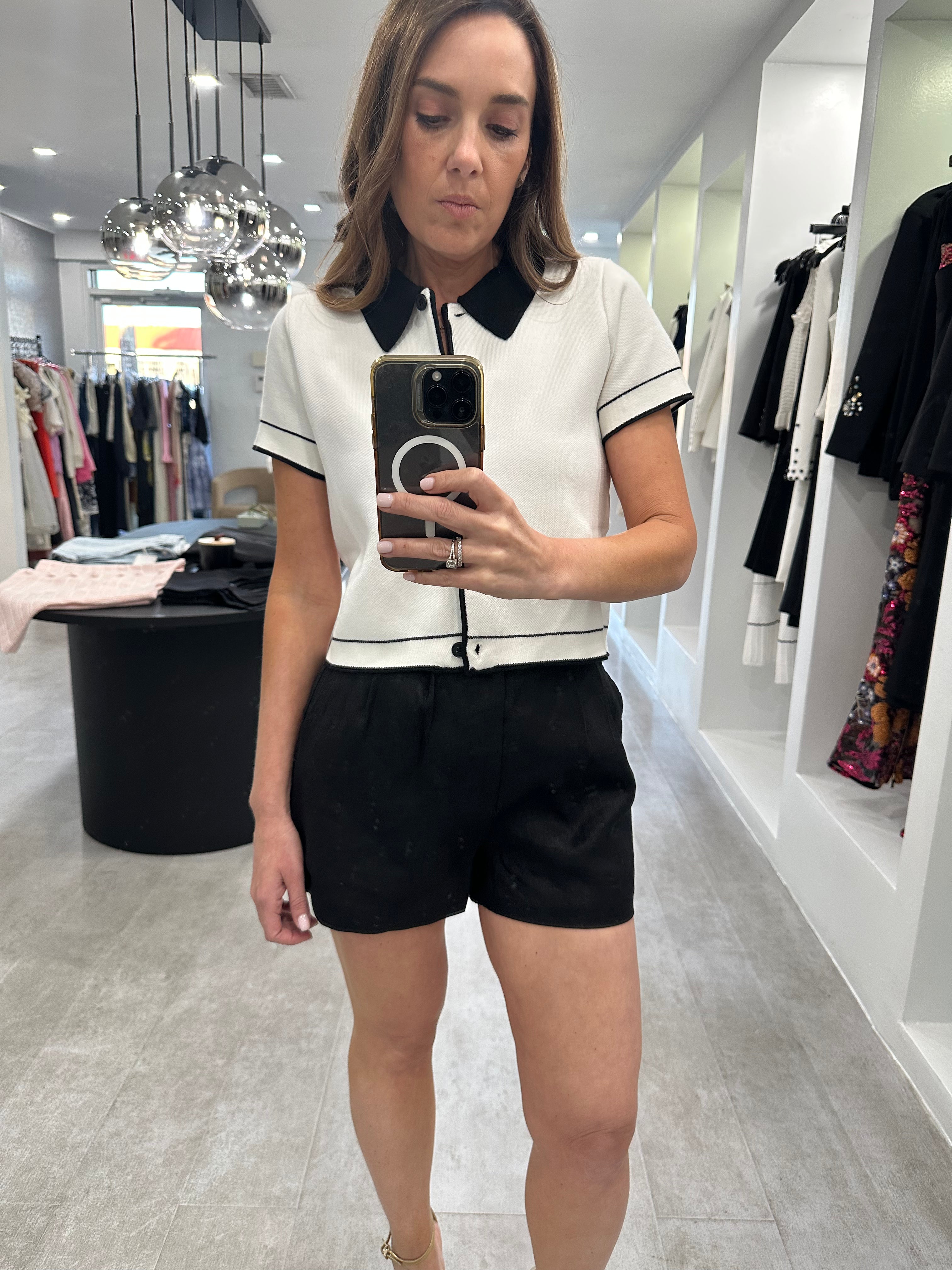 COLLAR WHITE AND BLACK TOP