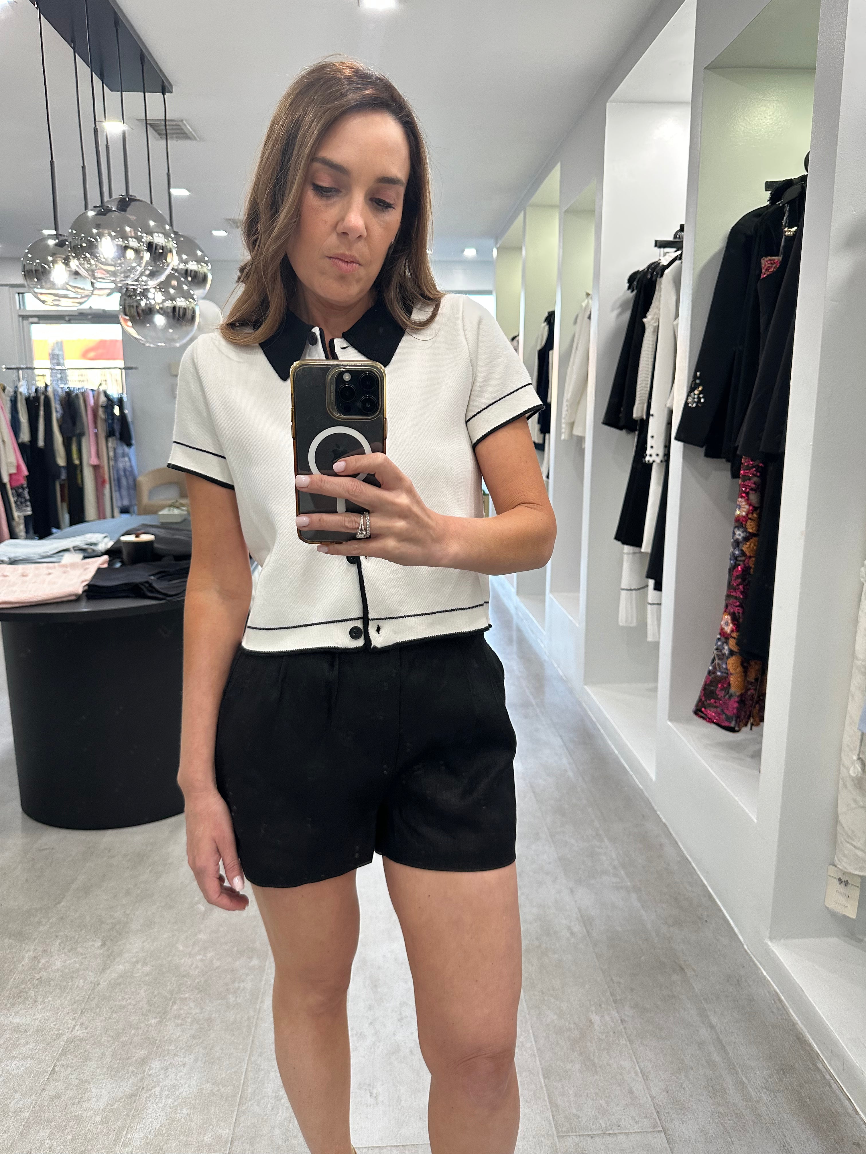 COLLAR WHITE AND BLACK TOP