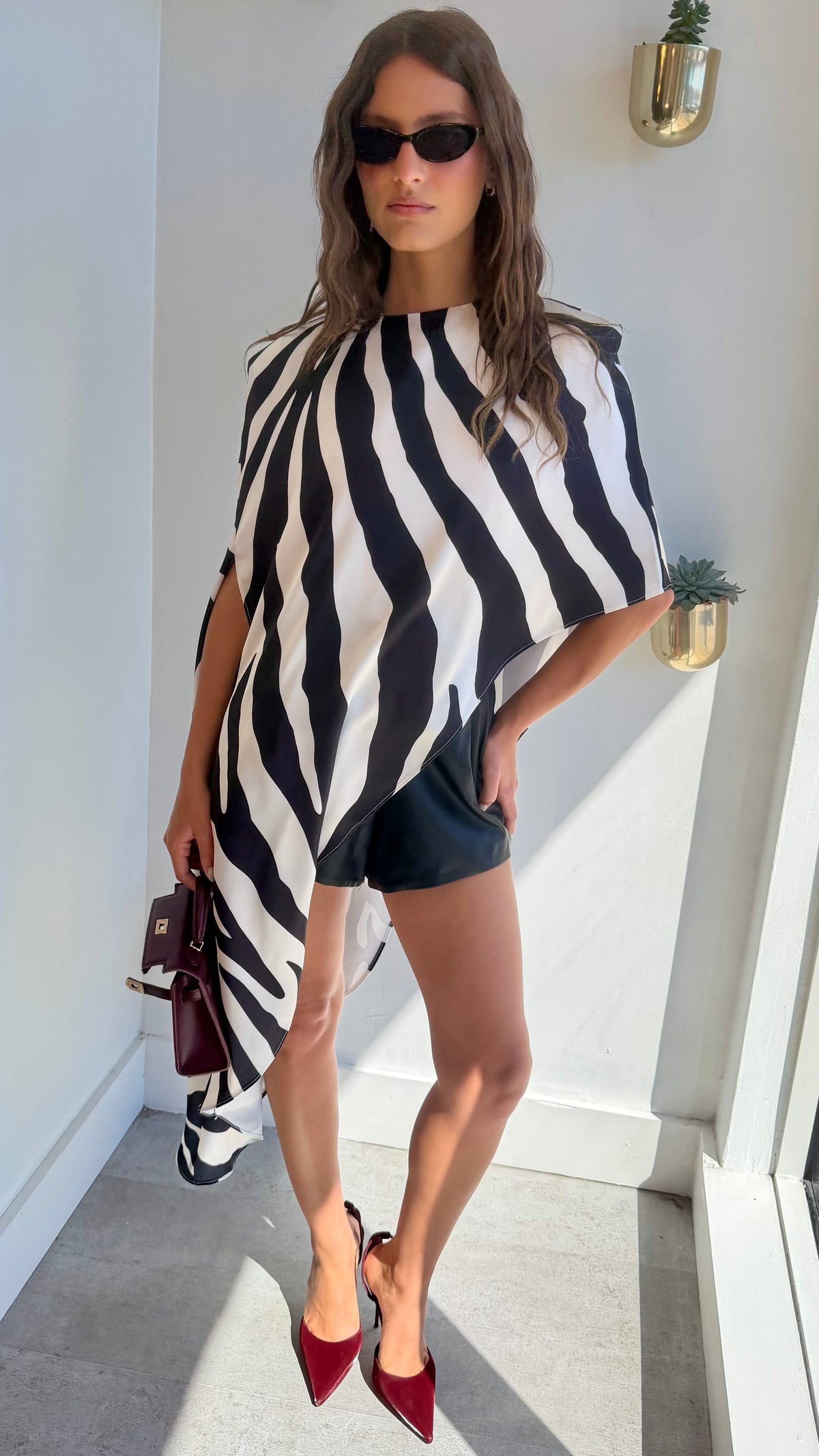 CURVE CUT SHORTS