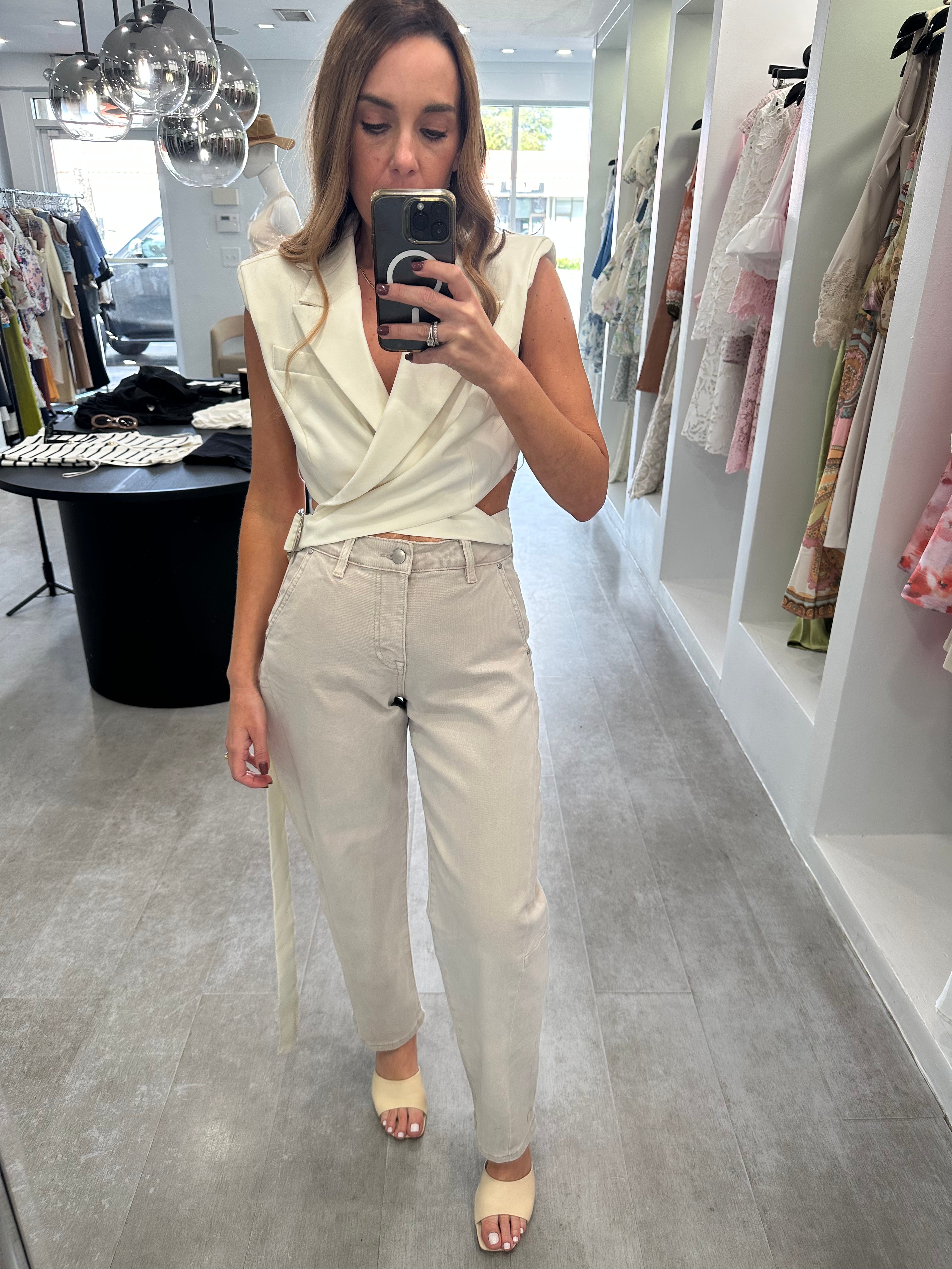 ALMOND BARREL JEANS
